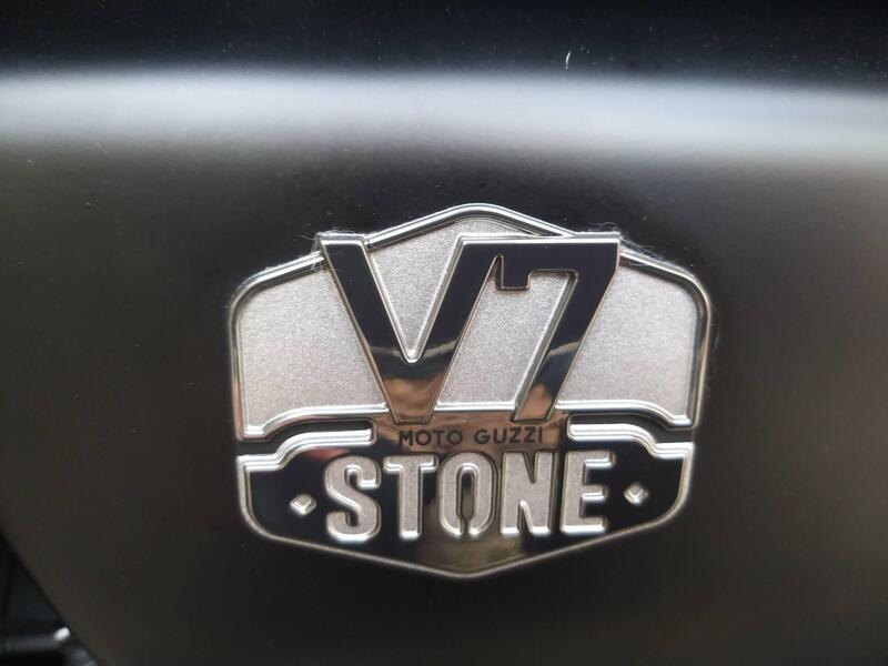 Moto Guzzi V7 Stone (2021 - 24) (4)