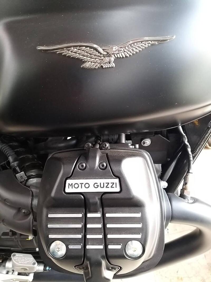 Moto Guzzi V7 Stone (2021 - 24) (12)