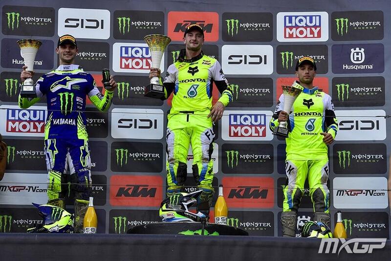 Il podio della MXGP: da sinistra Gajser, Herlings e Vialle