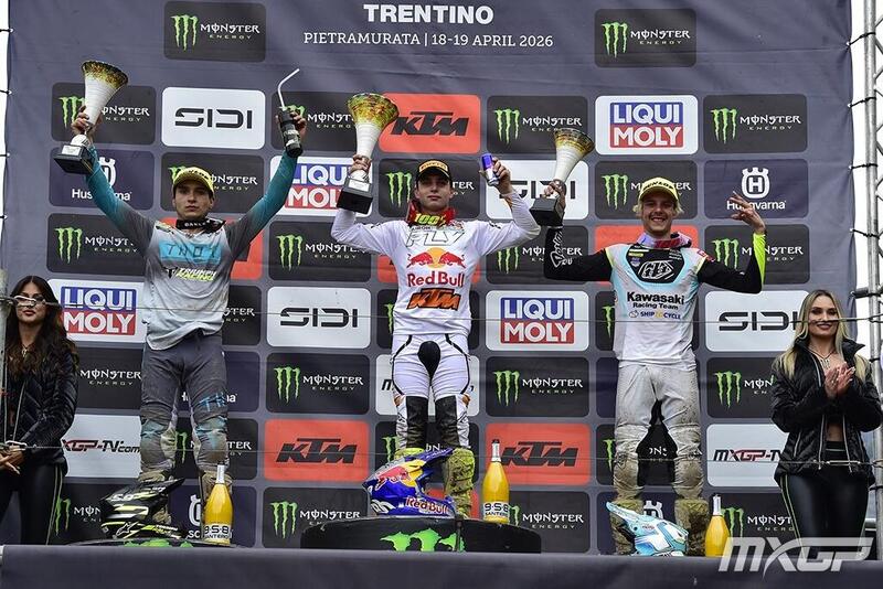 Il podio della MX2 da sinistra: Farres, Coenen e Valin