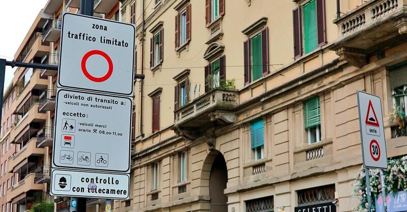 Milano: rinviato il divieto di ingresso per moto, scooter e ciclomotori nella ZTL Quadrilatero