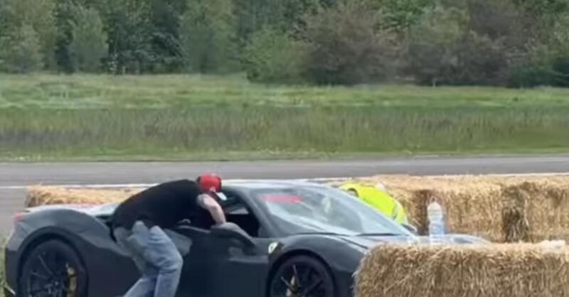 Ferrari 488 Pista fuori controllo a Marzaglia, paura in pista: travolti pap&agrave; e figlio di 11 anni