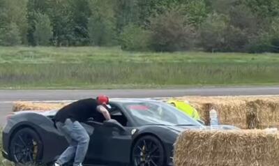 Ferrari 488 Pista fuori controllo a Marzaglia, paura in pista: travolti pap&agrave; e figlio di 11 anni