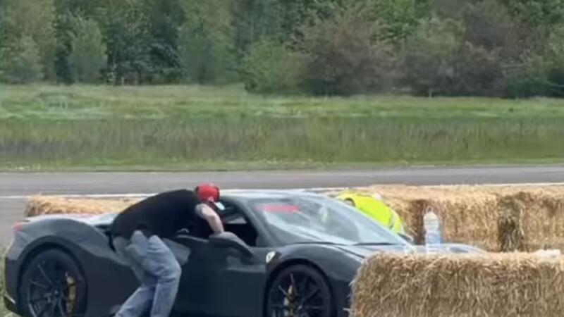 Ferrari 488 Pista fuori controllo a Marzaglia, paura in pista: travolti pap&agrave; e figlio di 11 anni