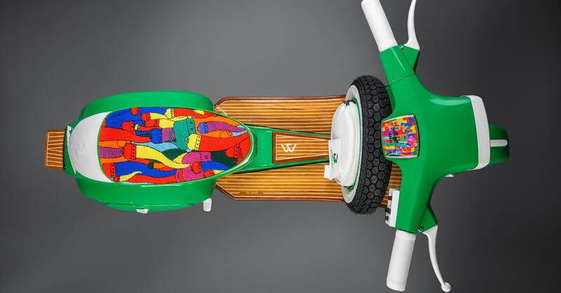 Icona in Luce, la Vespa diventa scultura luminosa alla Galleria Deodato