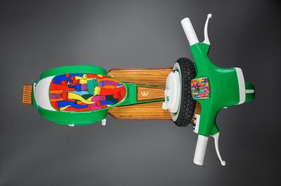 Icona in Luce, la Vespa diventa scultura luminosa alla Galleria Deodato