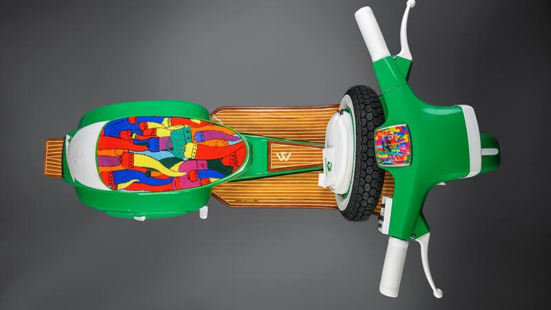 Icona in Luce, la Vespa diventa scultura luminosa alla Galleria Deodato