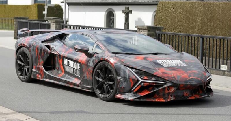Lamborghini Revuelto SV, la bestia da oltre 1.100 CV &egrave; gi&agrave; in pista: le foto spia