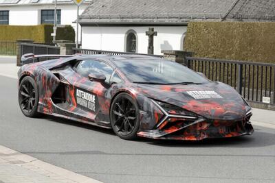 Lamborghini Revuelto SV, la bestia da oltre 1.100 CV &egrave; gi&agrave; in pista: le foto spia