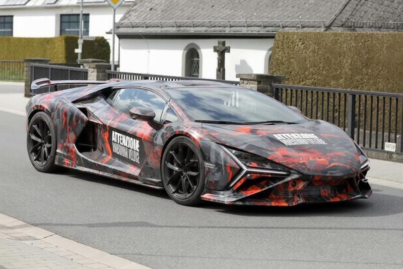 Lamborghini Revuelto SV, la bestia da oltre 1.100 CV &egrave; gi&agrave; in pista: le foto spia