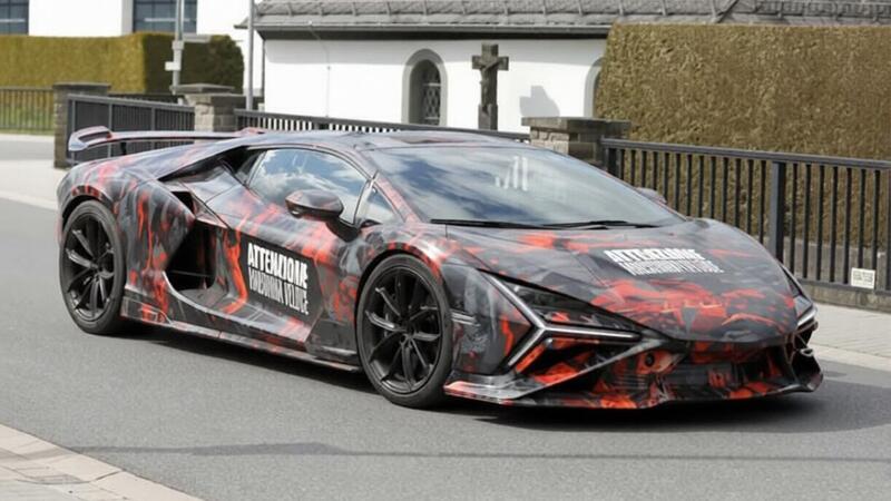 Lamborghini Revuelto SV, la bestia da oltre 1.100 CV &egrave; gi&agrave; in pista: le foto spia