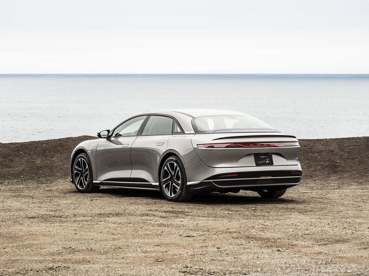 Lucid Motors perde miliardi ma paga il nuovo CEO milioni: cosa sta succedendo alla startup dell’auto elettrica