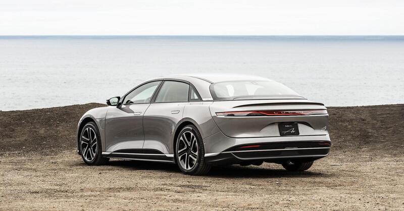 Lucid Motors perde miliardi ma paga il nuovo CEO milioni: cosa sta succedendo alla startup dell&rsquo;auto elettrica