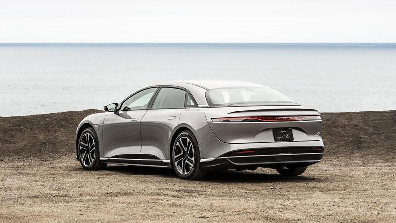 Lucid Motors perde miliardi ma paga il nuovo CEO milioni: cosa sta succedendo alla startup dell&rsquo;auto elettrica