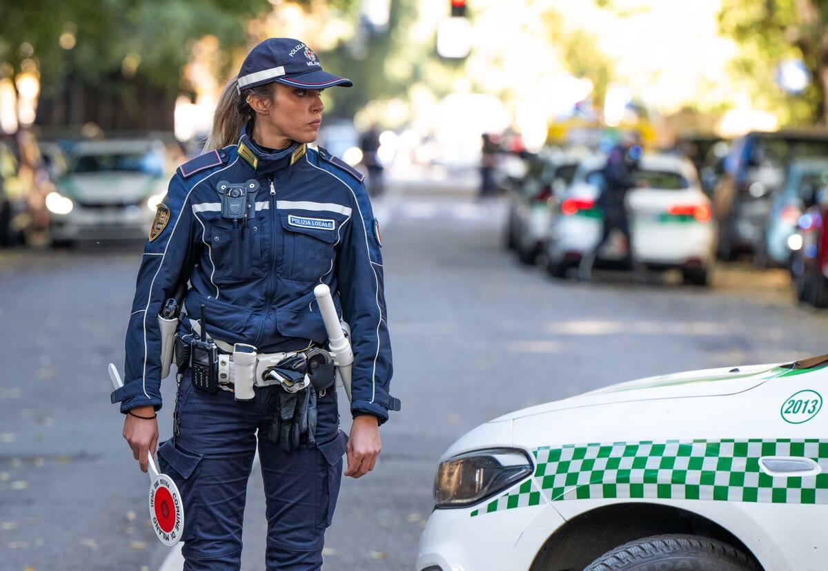 Non si ferma all’alt della Polizia e fugge in auto: rintracciato il giorno dopo grazie alle telecamere
