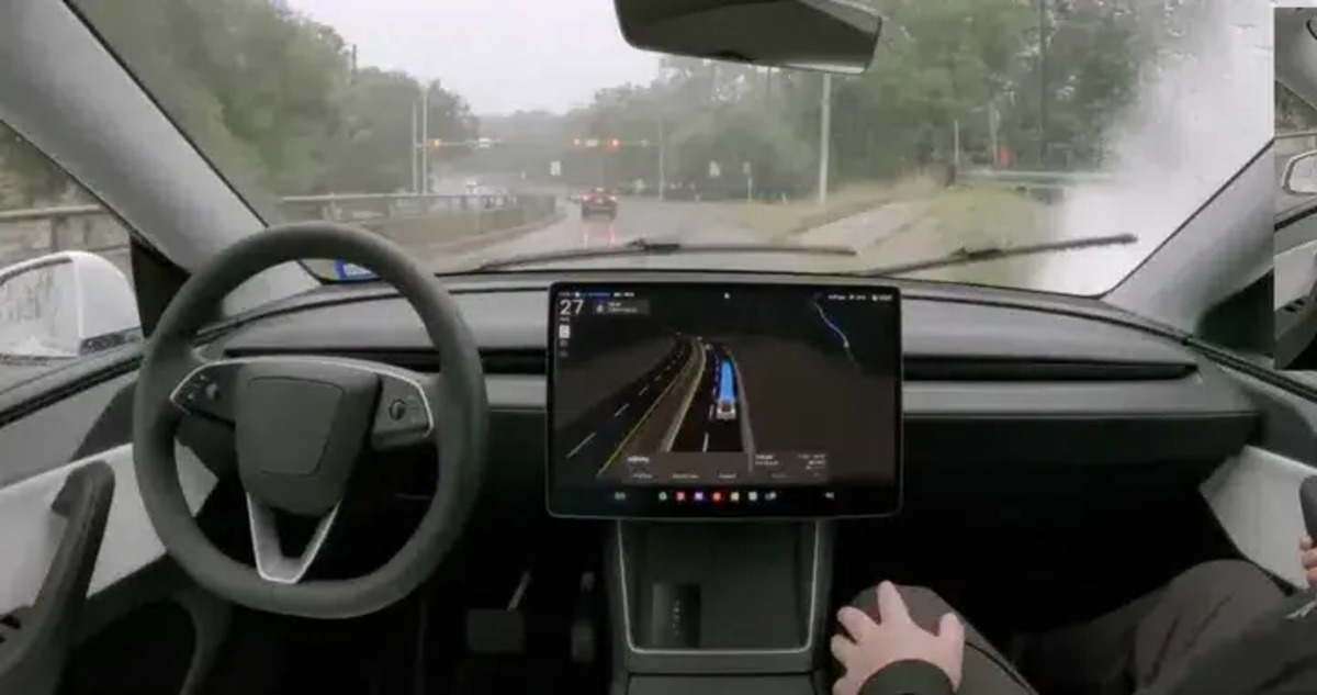 Tesla Robotaxi, la richiesta assurda al passeggero riaccende i dubbi sulla guida autonoma