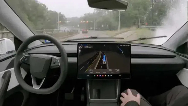 Tesla Robotaxi, la richiesta assurda al passeggero riaccende i dubbi sulla guida autonoma