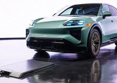 La nuova ricarica wireless per la Porsche Cayenne elettrica è veloce quanto costosa: ecco cosa sappiamo
