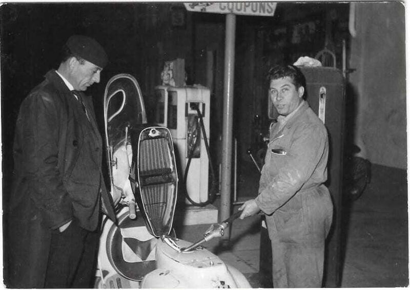 Il meccanico Toni Nalin fa il pieno ad una Vespa alla sua pompa di benzina (anni Sessanta)