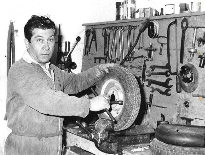 Il meccanico Antonio Nalin al lavoro nella sua officina negli anni Sessanta