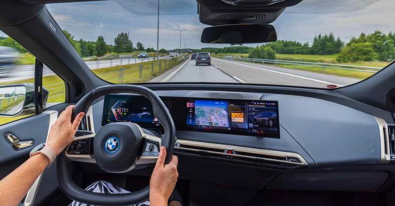 BMW e Mercedes frenano sulla guida autonoma: ecco come cambia la strategia dei costruttori tedeschi