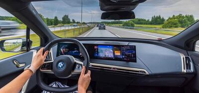 BMW e Mercedes frenano sulla guida autonoma: ecco come cambia la strategia dei costruttori tedeschi