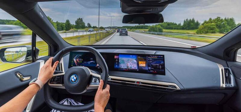 BMW e Mercedes frenano sulla guida autonoma: ecco come cambia la strategia dei costruttori tedeschi