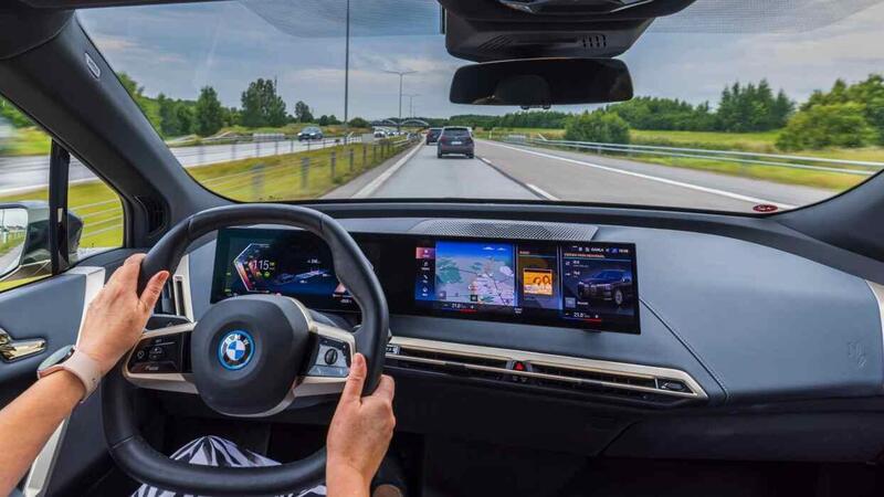 BMW e Mercedes frenano sulla guida autonoma: ecco come cambia la strategia dei costruttori tedeschi