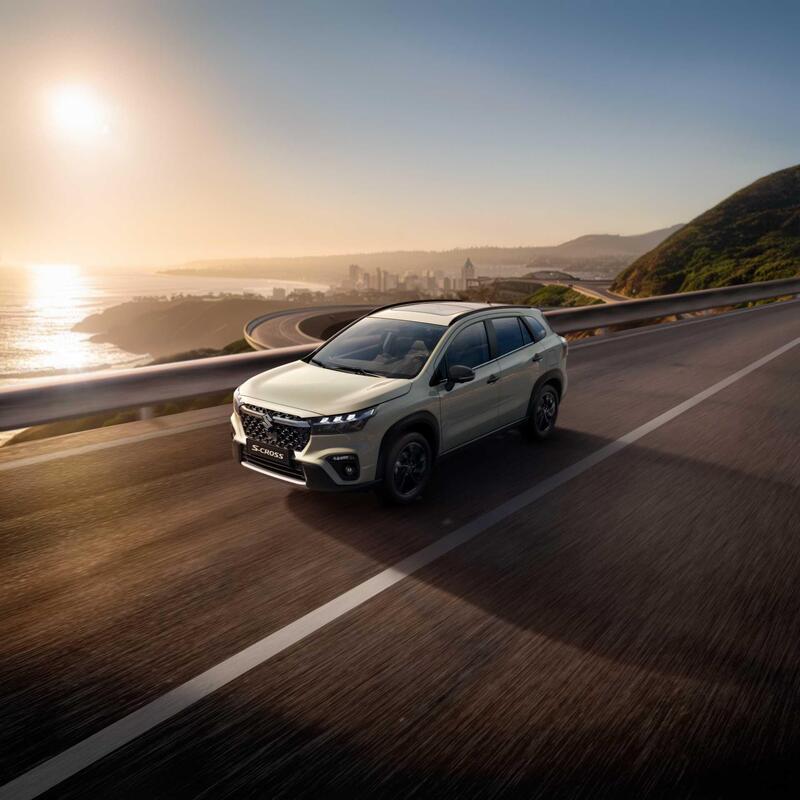 Suzuki KURO, il nero diventa manifesto: Vitara e S-Cross Hybrid cambiano pelle e partono da 25.850 euro