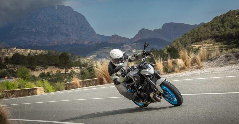 Yamaha MT-07 Y-AMT: s&igrave;, i laghi li conosci gi&agrave;. Ma senza frizione... Cambiano!