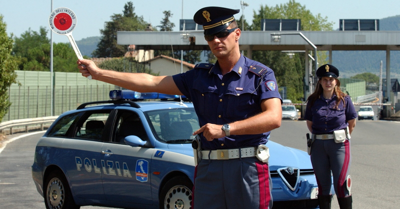 "Non sai chi sono io, togli la divisa": la Cassazione assolve l'automobilista fermato dalla polizia