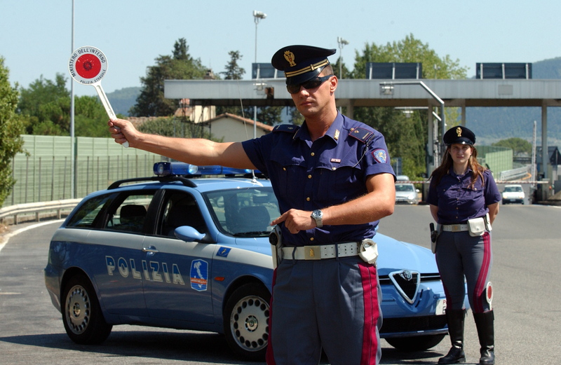 "Non sai chi sono io, togli la divisa": la Cassazione assolve l'automobilista fermato dalla polizia
