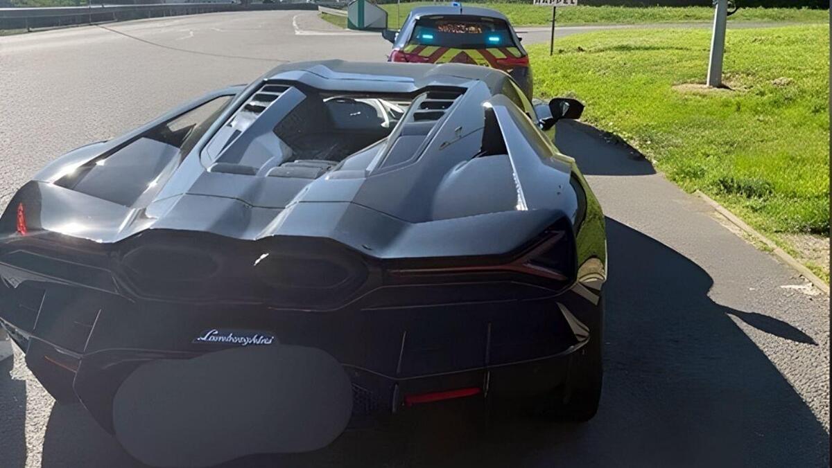 Lamborghini a oltre 200 km/h dopo il confine svizzero: maxi accelerata al casello finisce con sequestro e patente ritirata