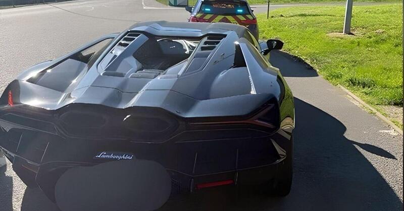 Lamborghini a oltre 200 km/h dopo il confine svizzero: maxi accelerata al casello finisce con sequestro e patente ritirata