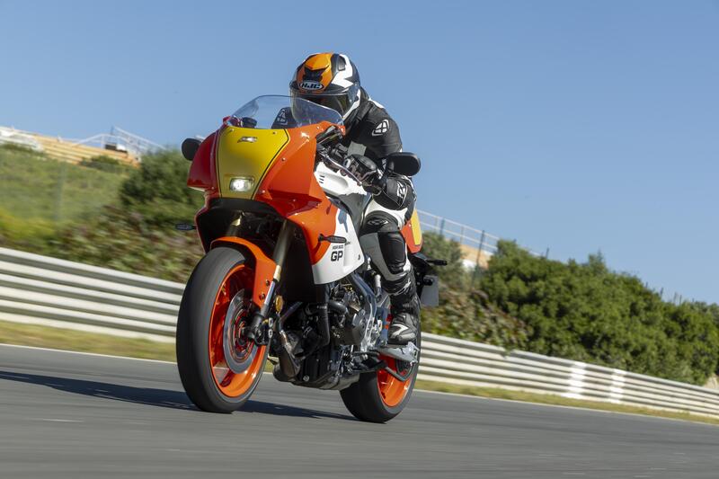 Yamaha XSR900 GP: la videoscheda tecnica per sapere tutto di lei [VIDEO]