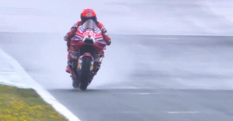 MotoGP 2026. GP di Spagna. Sprint pazza con la pioggia: Marc M&aacute;rquez cade e poi vince! Secondo Pecco Bagnaia, tantissime cadute [CLASSIFICA]