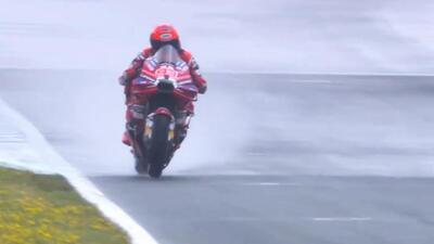 MotoGP 2026. GP di Spagna. Sprint pazza con la pioggia: Marc M&aacute;rquez cade e poi vince! Secondo Pecco Bagnaia, tantissime cadute [CLASSIFICA]