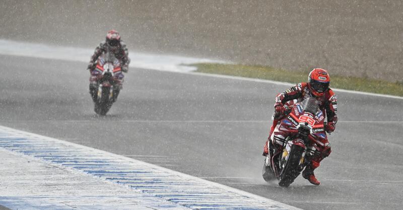 MotoGP 2026. GP di Spagna. Sprint pazza con la pioggia: Marc M&aacute;rquez cade e poi vince! Secondo Pecco Bagnaia, tantissime cadute [CLASSIFICA]