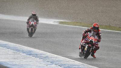 MotoGP 2026. GP di Spagna. Sprint pazza con la pioggia: Marc M&aacute;rquez cade e poi vince! Secondo Pecco Bagnaia, tantissime cadute [CLASSIFICA]