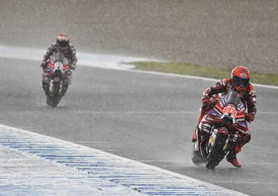 MotoGP 2026. GP di Spagna. Sprint pazza con la pioggia: Marc Márquez cade e poi vince! Secondo Pecco Bagnaia, tantissime cadute [CLASSIFICA]