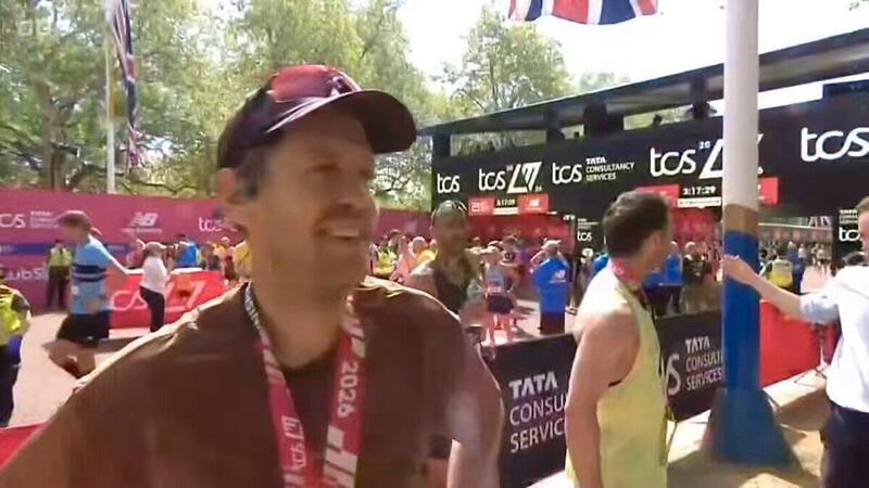 Sotto le 3 ore alla prima maratona: Sebastian Vettel compie l'impresa (col cuore rivolto alla F1)