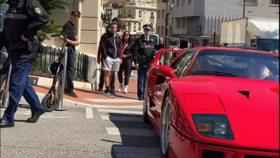 Fernando Alonso resta a piedi a Monaco: la sua Ferrari F40 si ferma nel traffico