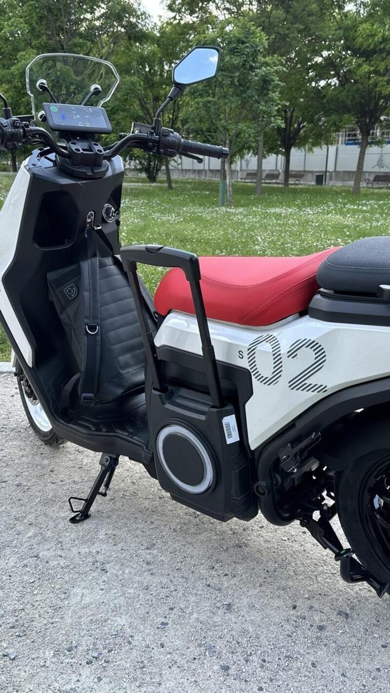 Come per gli altri Silence, anche S02 usa il pacco batteria che diventa un trolley