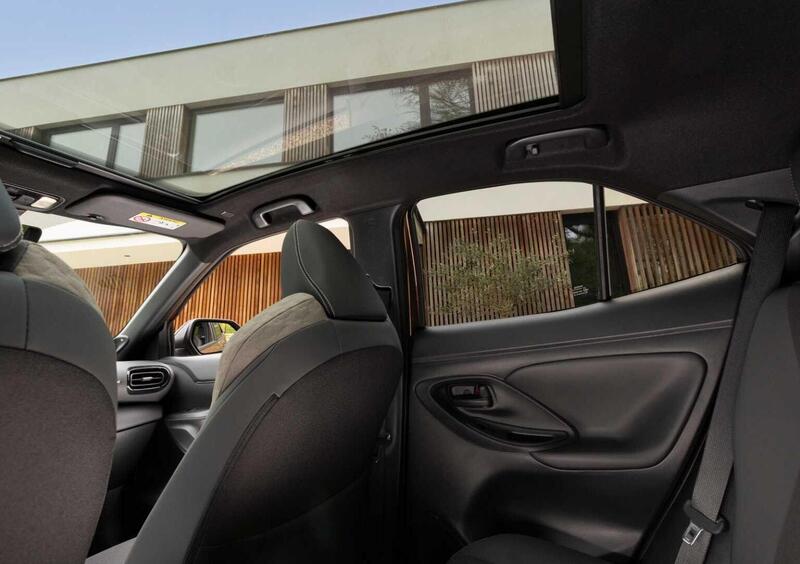 Toyota Yaris Cross (2021-->>) (12)