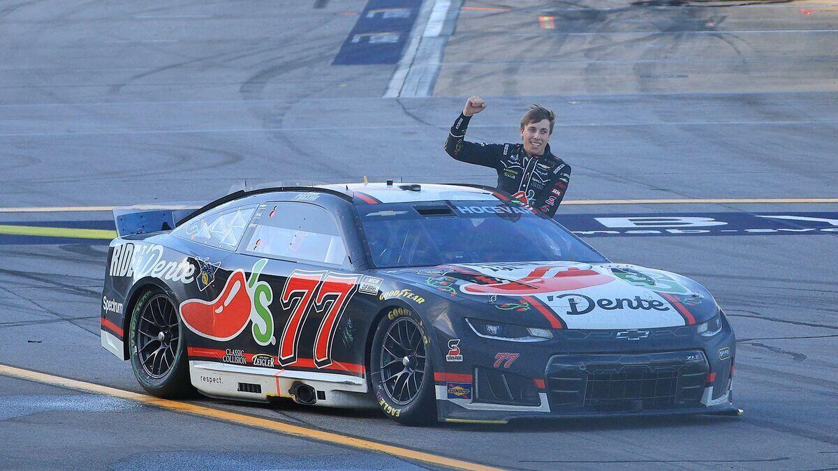 Clamoroso in NASCAR: pilota vince la gara e si sporge dall’abitacolo: ecco come si schianta contro il muro