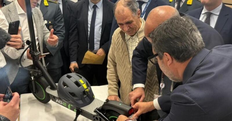 Il ministro Salvini: &ldquo;Casco, targa e assicurazione per i monopattini. Per il bene di tutti&rdquo;