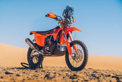 KTM 450 Rally Replica 2027: ecco quanto costa mettersi il deserto in garage [GALLERY]