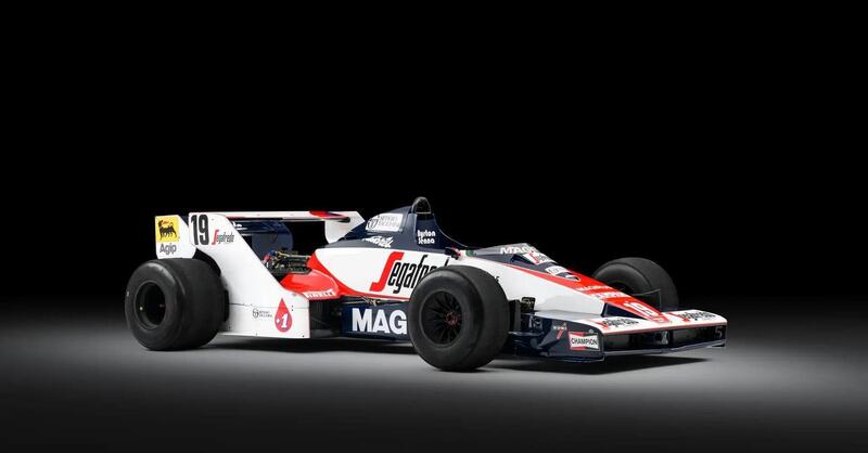F1. &ldquo;Ma il motore dove lo mettiamo?&rdquo;. La Formula 1 del debutto di Ayrton Senna che nessuno ha voluto. Ma quanto costa ora questo gioiello snobbato dai collezionisti?