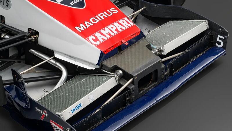 La strana ala anteriore con i radiatori integrati