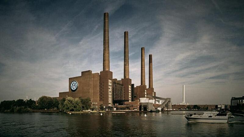 Volkswagen stringe le viti sui benefit aziendali: i dipendenti dovranno passare all'elettrico